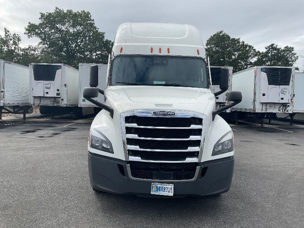 Sleeper Tractor-Heavy Duty Tractors-Freightliner-2022-T12664ST-Millville-NJ-411,025\n\t\tmiles-$ 76,000 - Image 2