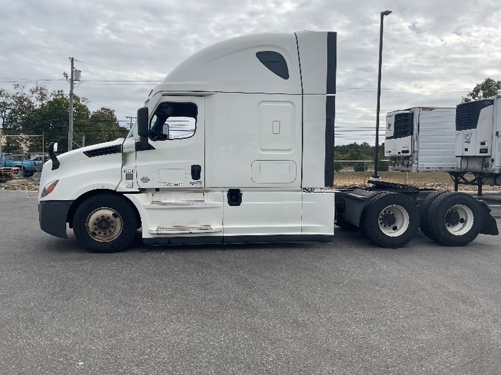 Sleeper Tractor-Heavy Duty Tractors-Freightliner-2022-T12664ST-Millville-NJ-411,025\n\t\tmiles-$ 76,000 - Image 4