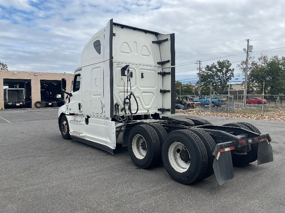 Sleeper Tractor-Heavy Duty Tractors-Freightliner-2022-T12664ST-Millville-NJ-411,025\n\t\tmiles-$ 76,000 - Image 5