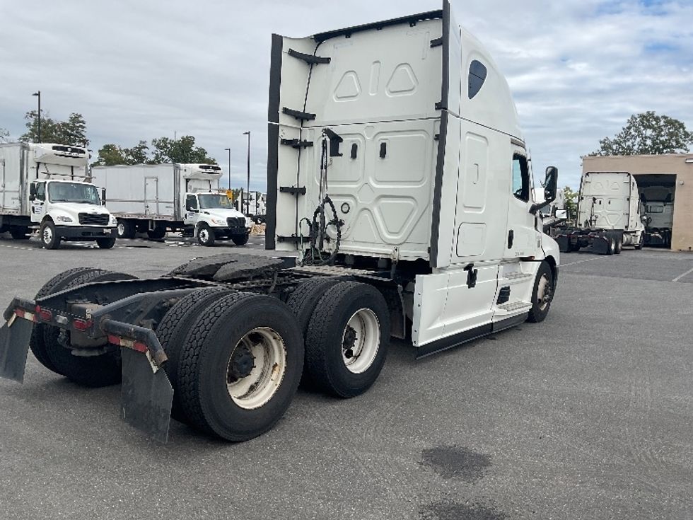 Sleeper Tractor-Heavy Duty Tractors-Freightliner-2022-T12664ST-Millville-NJ-411,025\n\t\tmiles-$ 76,000 - Image 7