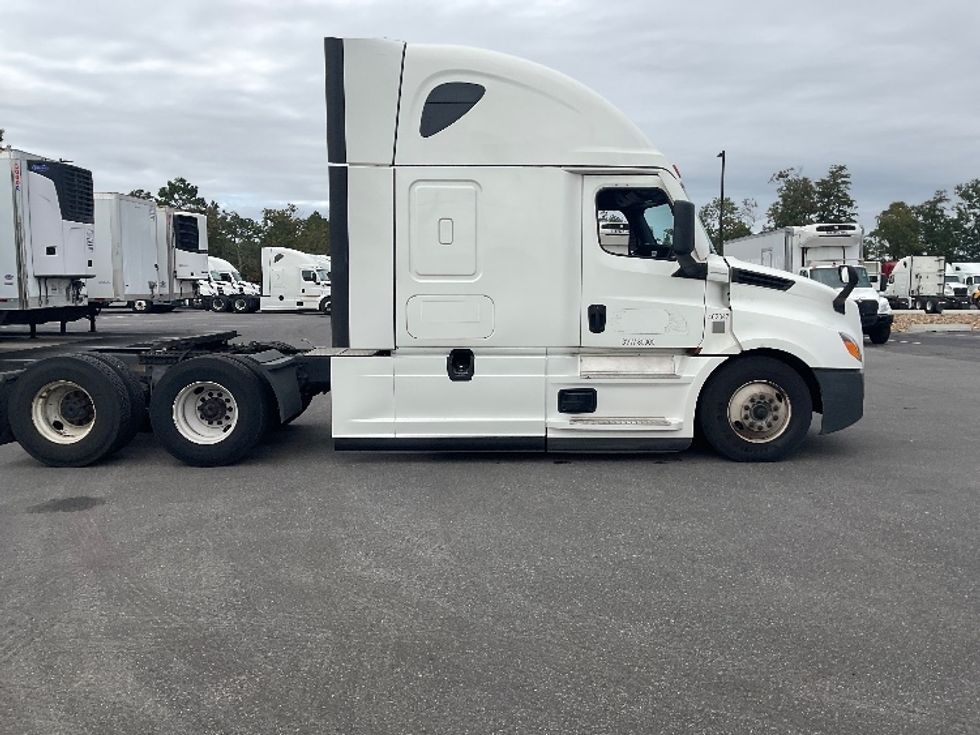 Sleeper Tractor-Heavy Duty Tractors-Freightliner-2022-T12664ST-Millville-NJ-411,025\n\t\tmiles-$ 76,000 - Image 8