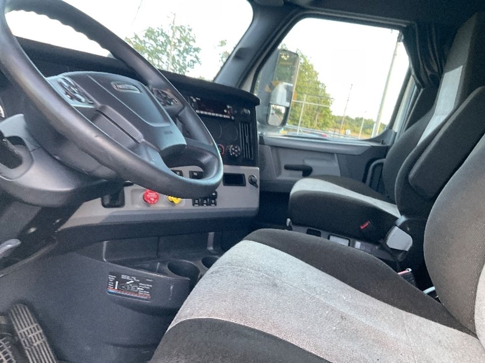 Sleeper Tractor-Heavy Duty Tractors-Freightliner-2022-T12664ST-Millville-NJ-445,395\n\t\tmiles-$ 73,750 - Image 10