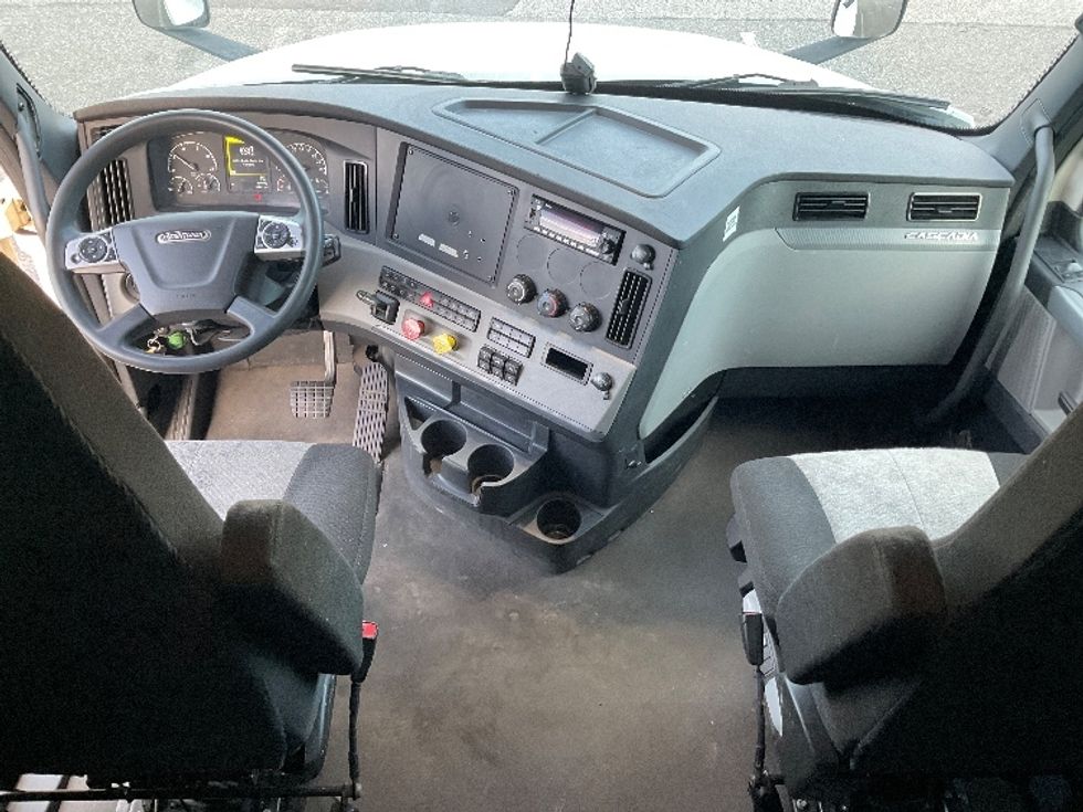 Sleeper Tractor-Heavy Duty Tractors-Freightliner-2022-T12664ST-Millville-NJ-445,395\n\t\tmiles-$ 73,750 - Image 12