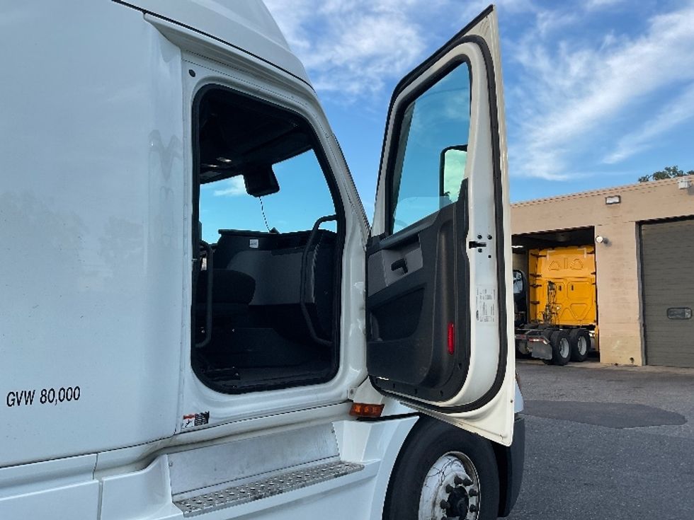 Sleeper Tractor-Heavy Duty Tractors-Freightliner-2022-T12664ST-Millville-NJ-445,395\n\t\tmiles-$ 73,750 - Image 13