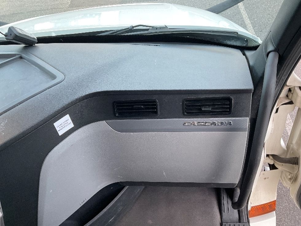 Sleeper Tractor-Heavy Duty Tractors-Freightliner-2022-T12664ST-Millville-NJ-445,395\n\t\tmiles-$ 73,750 - Image 14