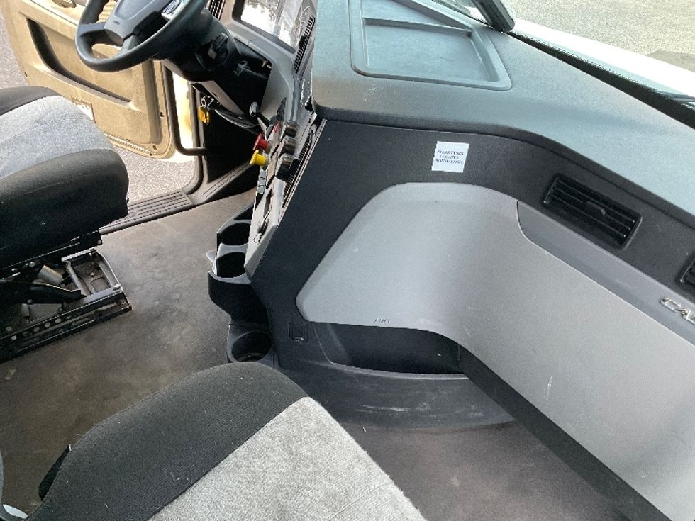 Sleeper Tractor-Heavy Duty Tractors-Freightliner-2022-T12664ST-Millville-NJ-445,395\n\t\tmiles-$ 73,750 - Image 15