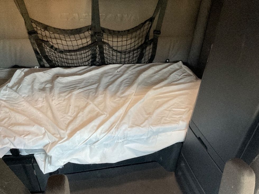 Sleeper Tractor-Heavy Duty Tractors-Freightliner-2022-T12664ST-Millville-NJ-445,395\n\t\tmiles-$ 73,750 - Image 16