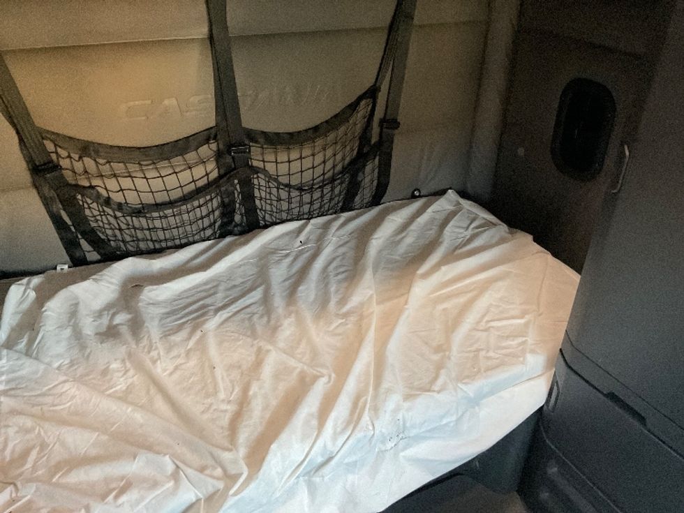 Sleeper Tractor-Heavy Duty Tractors-Freightliner-2022-T12664ST-Millville-NJ-445,395\n\t\tmiles-$ 73,750 - Image 17