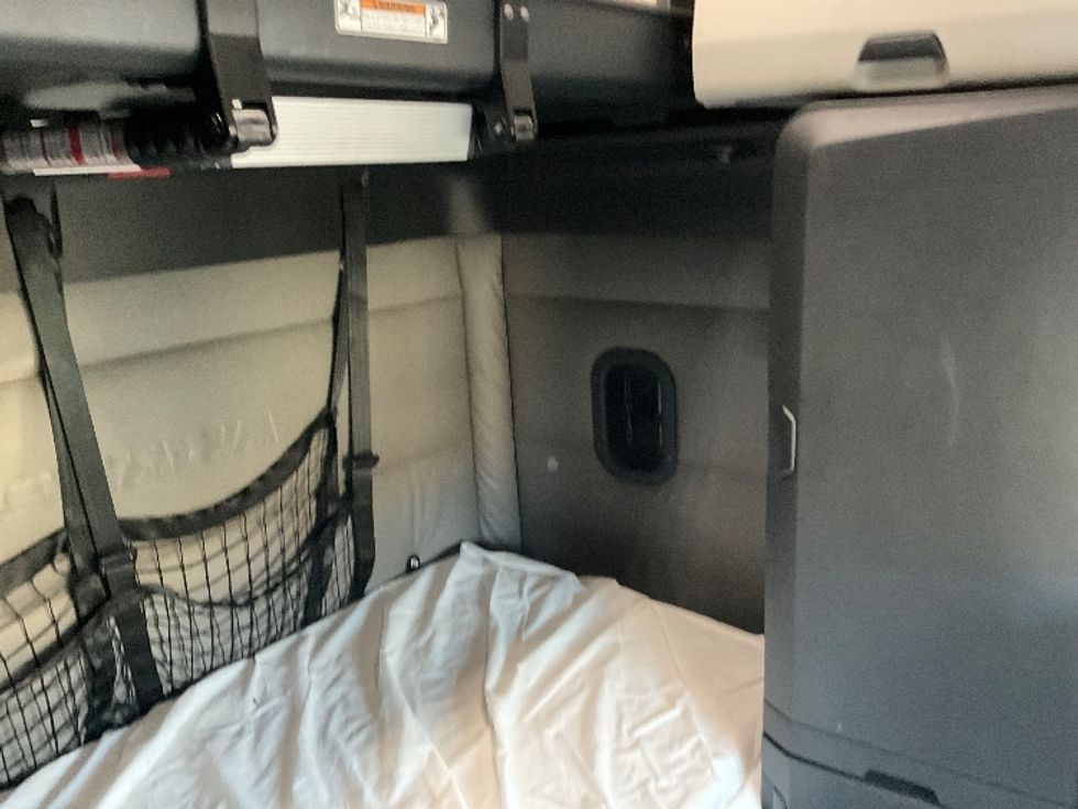 Sleeper Tractor-Heavy Duty Tractors-Freightliner-2022-T12664ST-Millville-NJ-445,395\n\t\tmiles-$ 73,750 - Image 18