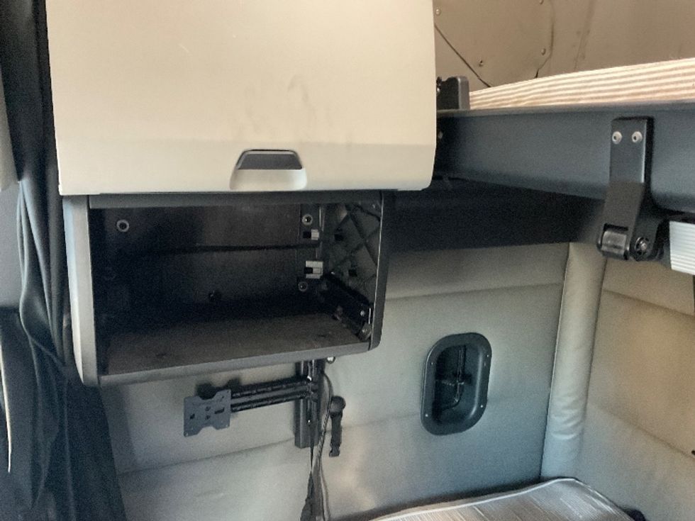 Sleeper Tractor-Heavy Duty Tractors-Freightliner-2022-T12664ST-Millville-NJ-445,395\n\t\tmiles-$ 73,750 - Image 19