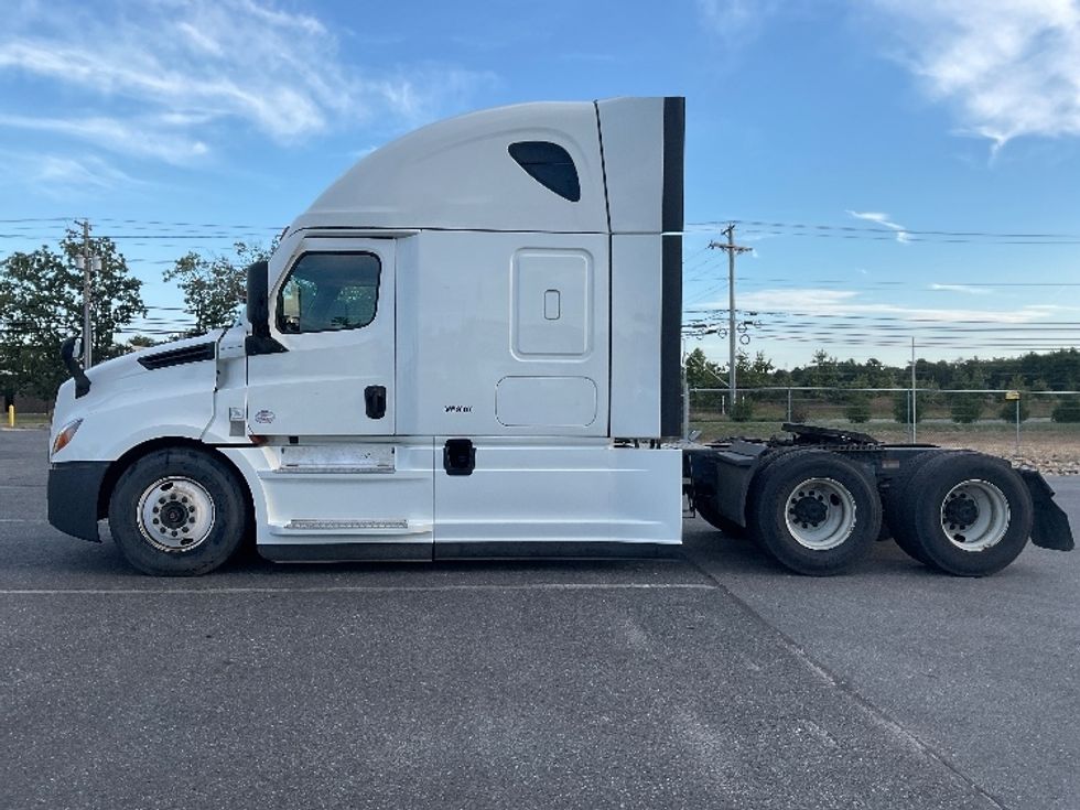 Sleeper Tractor-Heavy Duty Tractors-Freightliner-2022-T12664ST-Millville-NJ-445,395\n\t\tmiles-$ 73,750 - Image 4