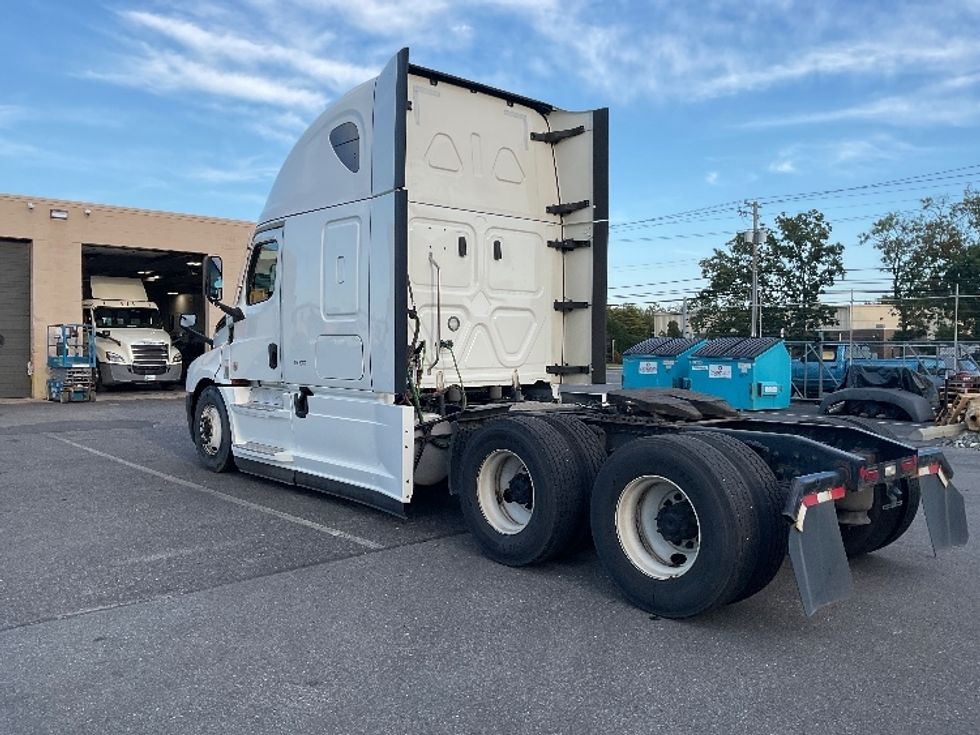 Sleeper Tractor-Heavy Duty Tractors-Freightliner-2022-T12664ST-Millville-NJ-445,395\n\t\tmiles-$ 73,750 - Image 5