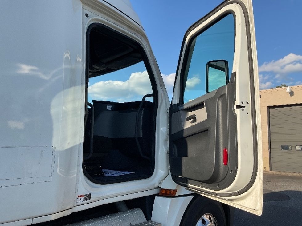 Sleeper Tractor-Heavy Duty Tractors-Freightliner-2022-T12664ST-Millville-NJ-446,488\n\t\tmiles-$ 72,750 - Image 13