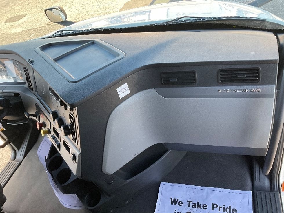 Sleeper Tractor-Heavy Duty Tractors-Freightliner-2022-T12664ST-Millville-NJ-446,488\n\t\tmiles-$ 72,750 - Image 14