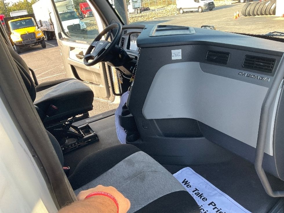 Sleeper Tractor-Heavy Duty Tractors-Freightliner-2022-T12664ST-Millville-NJ-446,488\n\t\tmiles-$ 72,750 - Image 15