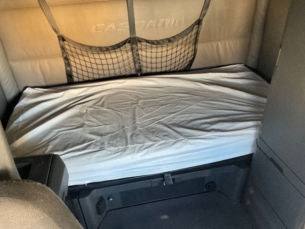 Sleeper Tractor-Heavy Duty Tractors-Freightliner-2022-T12664ST-Millville-NJ-446,488\n\t\tmiles-$ 72,750 - Image 16