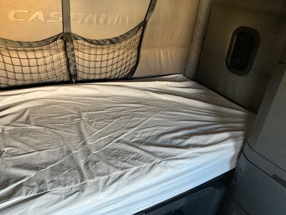 Sleeper Tractor-Heavy Duty Tractors-Freightliner-2022-T12664ST-Millville-NJ-446,488\n\t\tmiles-$ 72,750 - Image 17