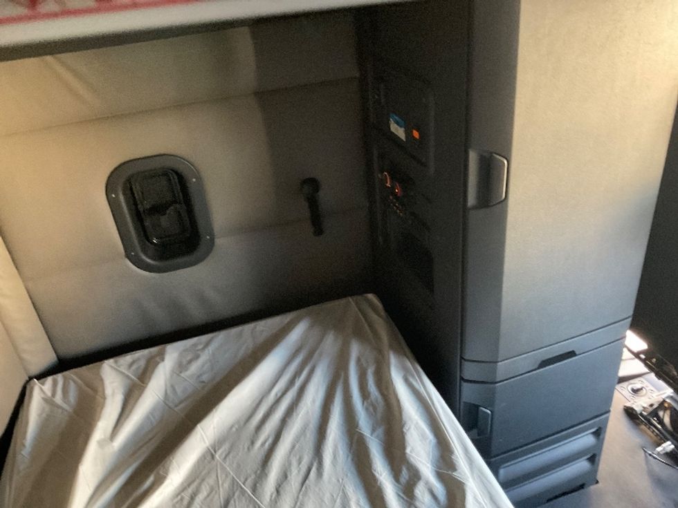 Sleeper Tractor-Heavy Duty Tractors-Freightliner-2022-T12664ST-Millville-NJ-446,488\n\t\tmiles-$ 72,750 - Image 18