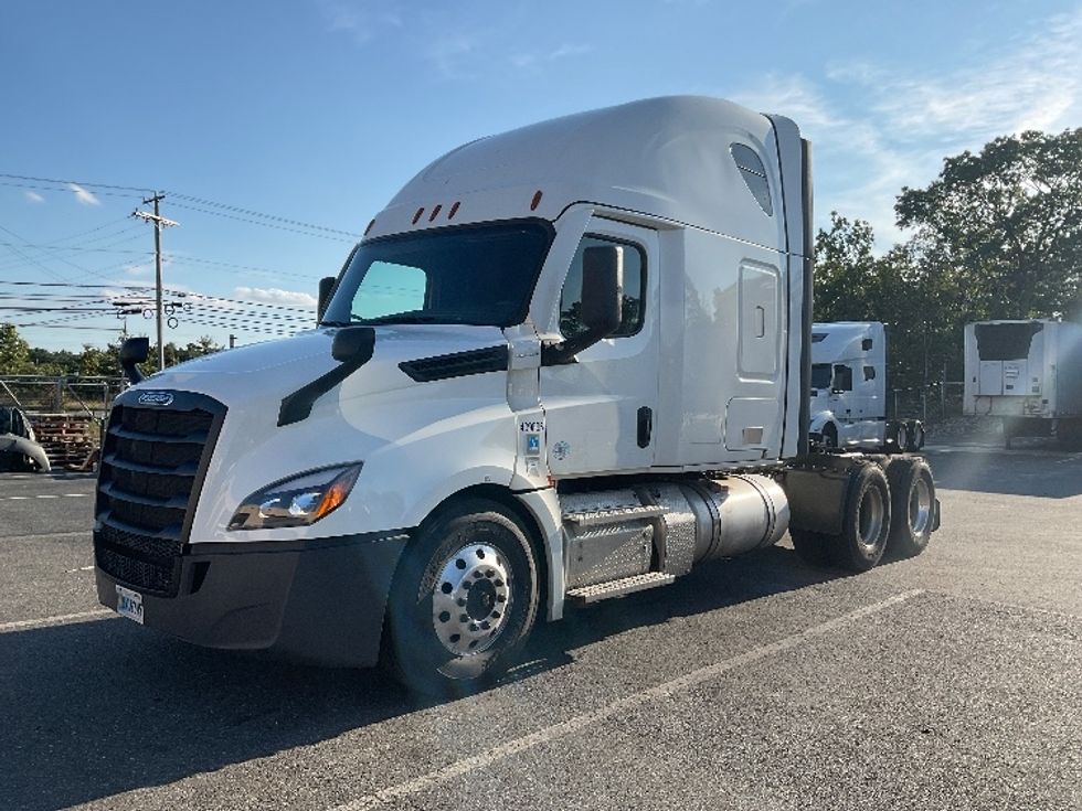 Sleeper Tractor-Heavy Duty Tractors-Freightliner-2022-T12664ST-Millville-NJ-446,488\n\t\tmiles-$ 72,750 - Image 3