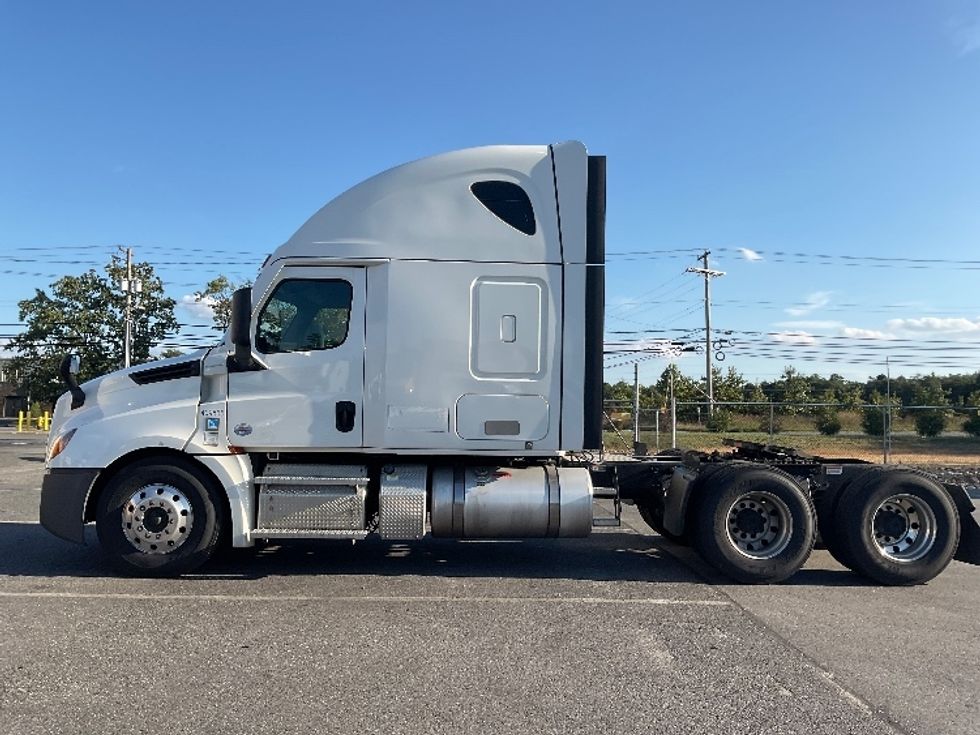 Sleeper Tractor-Heavy Duty Tractors-Freightliner-2022-T12664ST-Millville-NJ-446,488\n\t\tmiles-$ 72,750 - Image 4
