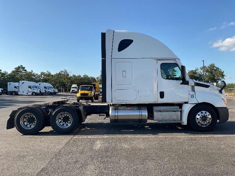 Sleeper Tractor-Heavy Duty Tractors-Freightliner-2022-T12664ST-Millville-NJ-446,488\n\t\tmiles-$ 72,750 - Image 8