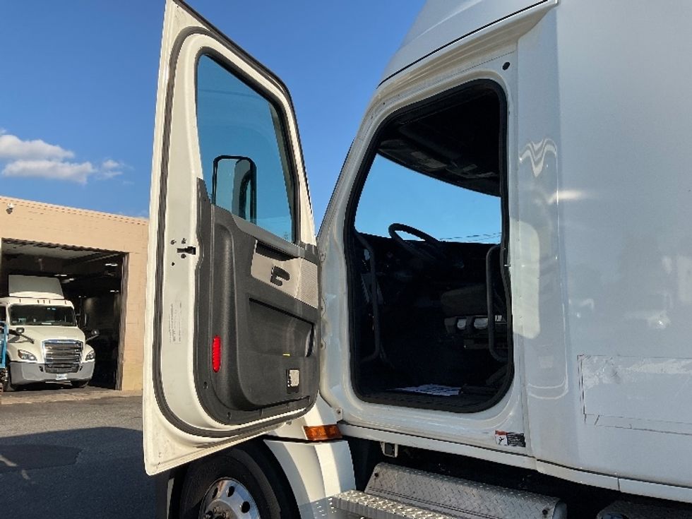Sleeper Tractor-Heavy Duty Tractors-Freightliner-2022-T12664ST-Millville-NJ-446,488\n\t\tmiles-$ 72,750 - Image 9