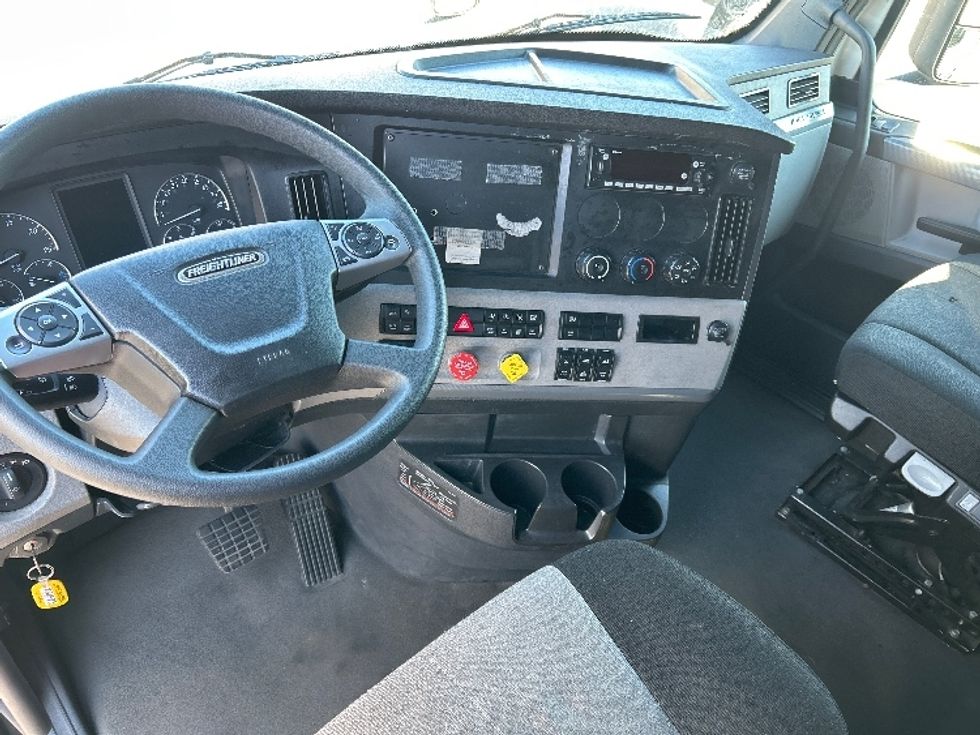 Sleeper Tractor-Heavy Duty Tractors-Freightliner-2022-T12664ST-Millville-NJ-450,575\n\t\tmiles-$ 73,250 - Image 10