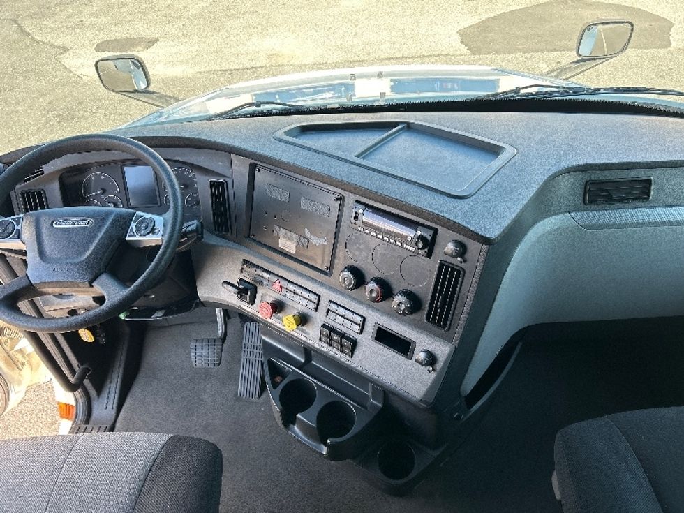 Sleeper Tractor-Heavy Duty Tractors-Freightliner-2022-T12664ST-Millville-NJ-450,575\n\t\tmiles-$ 73,250 - Image 12