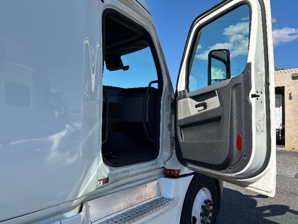 Sleeper Tractor-Heavy Duty Tractors-Freightliner-2022-T12664ST-Millville-NJ-450,575\n\t\tmiles-$ 73,250 - Image 13