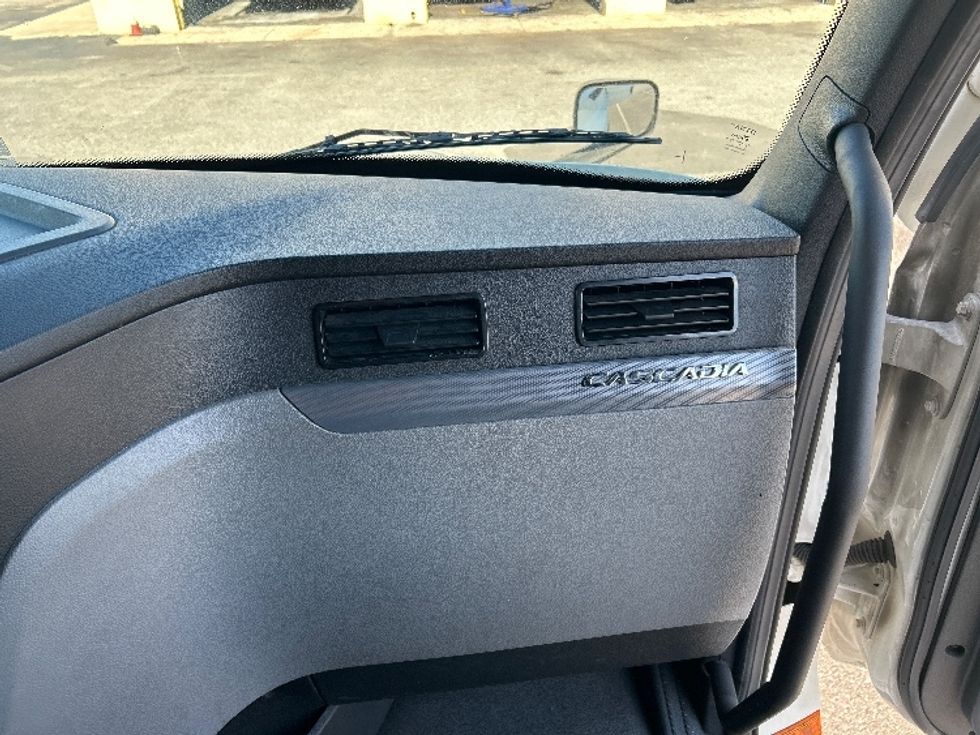 Sleeper Tractor-Heavy Duty Tractors-Freightliner-2022-T12664ST-Millville-NJ-450,575\n\t\tmiles-$ 73,250 - Image 14