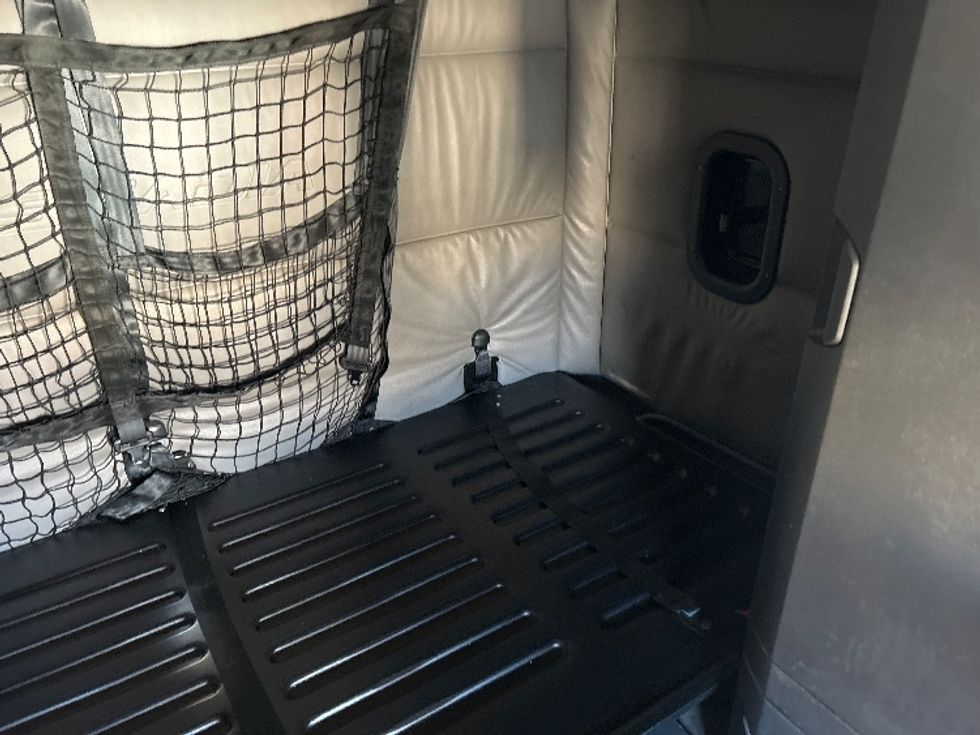 Sleeper Tractor-Heavy Duty Tractors-Freightliner-2022-T12664ST-Millville-NJ-450,575\n\t\tmiles-$ 73,250 - Image 17