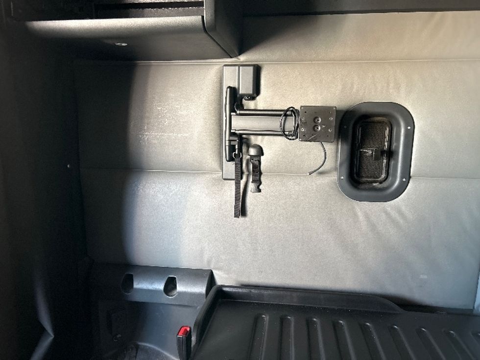 Sleeper Tractor-Heavy Duty Tractors-Freightliner-2022-T12664ST-Millville-NJ-450,575\n\t\tmiles-$ 73,250 - Image 19