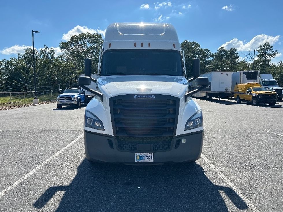 2022 Freightliner Cascadia 126" Sleeper Cab photo 2