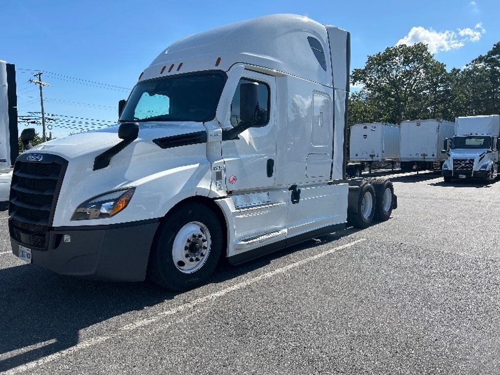 2022 Freightliner Cascadia 126" Sleeper Cab photo 3