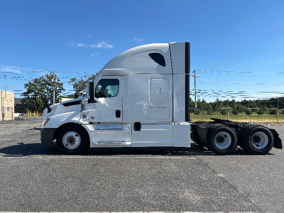 2022 Freightliner Cascadia 126" Sleeper Cab photo 4