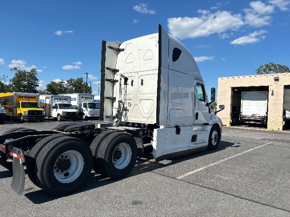 Sleeper Tractor-Heavy Duty Tractors-Freightliner-2022-T12664ST-Millville-NJ-450,575\n\t\tmiles-$ 73,250 - Image 7