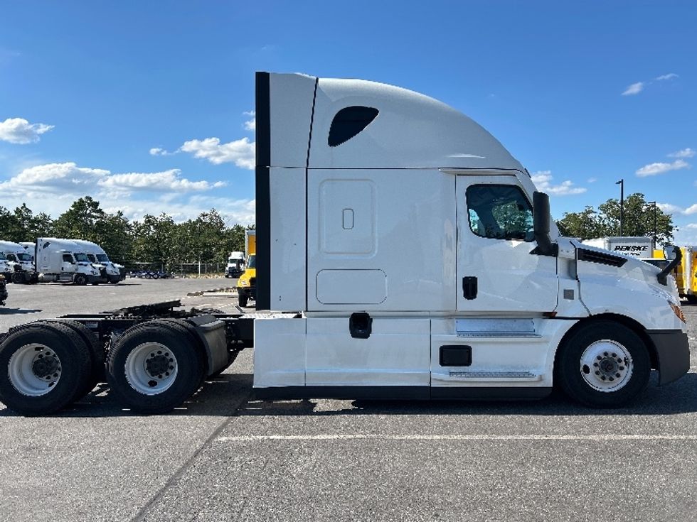 Sleeper Tractor-Heavy Duty Tractors-Freightliner-2022-T12664ST-Millville-NJ-450,575\n\t\tmiles-$ 73,250 - Image 8