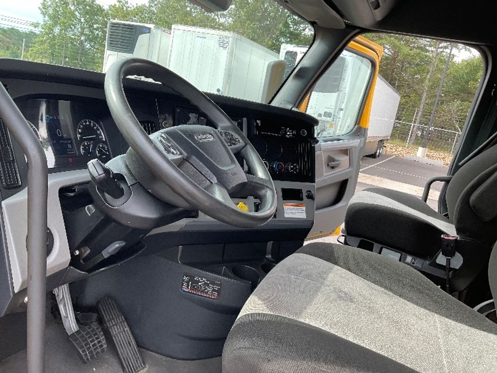 Sleeper Tractor-Heavy Duty Tractors-Freightliner-2022-T12664ST-Millville-NJ-475,226\n\t\tmiles-$ 66,750 - Image 10