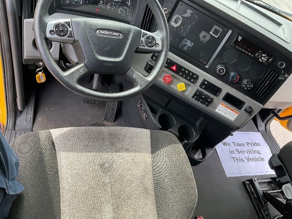 Sleeper Tractor-Heavy Duty Tractors-Freightliner-2022-T12664ST-Millville-NJ-475,226\n\t\tmiles-$ 66,750 - Image 11