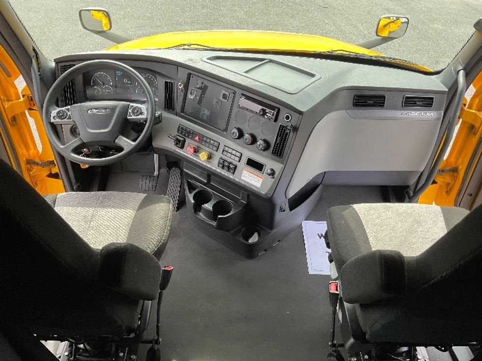 Sleeper Tractor-Heavy Duty Tractors-Freightliner-2022-T12664ST-Millville-NJ-475,226\n\t\tmiles-$ 66,750 - Image 12