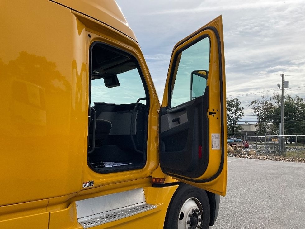 Sleeper Tractor-Heavy Duty Tractors-Freightliner-2022-T12664ST-Millville-NJ-475,226\n\t\tmiles-$ 66,750 - Image 13