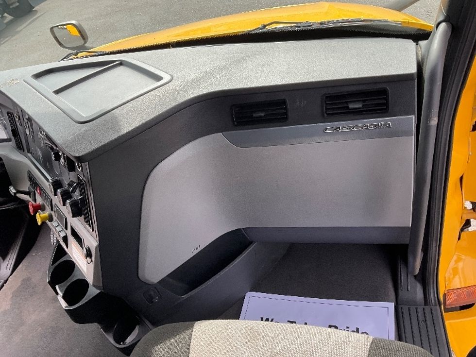 Sleeper Tractor-Heavy Duty Tractors-Freightliner-2022-T12664ST-Millville-NJ-475,226\n\t\tmiles-$ 66,750 - Image 14