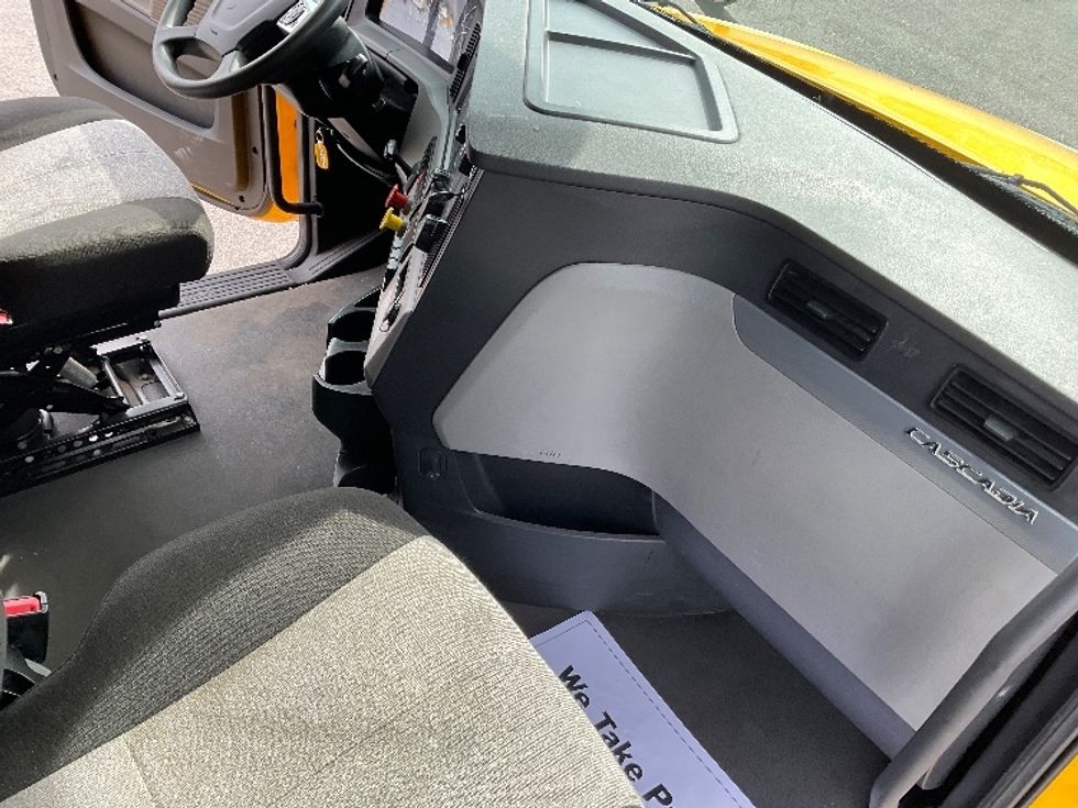 Sleeper Tractor-Heavy Duty Tractors-Freightliner-2022-T12664ST-Millville-NJ-475,226\n\t\tmiles-$ 66,750 - Image 15