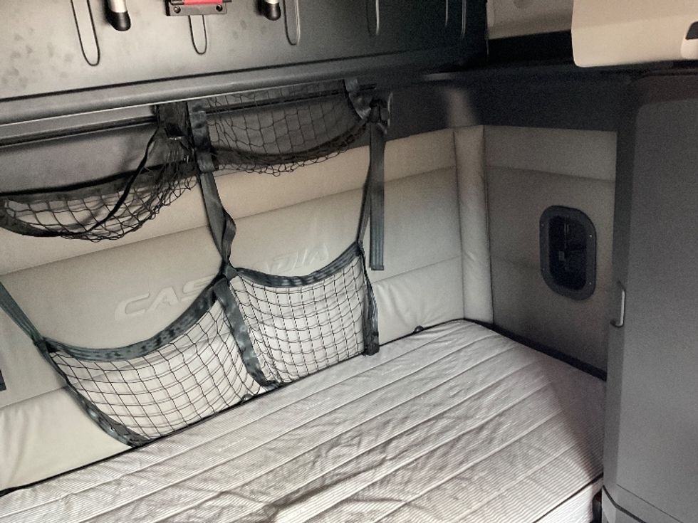 Sleeper Tractor-Heavy Duty Tractors-Freightliner-2022-T12664ST-Millville-NJ-475,226\n\t\tmiles-$ 66,750 - Image 17