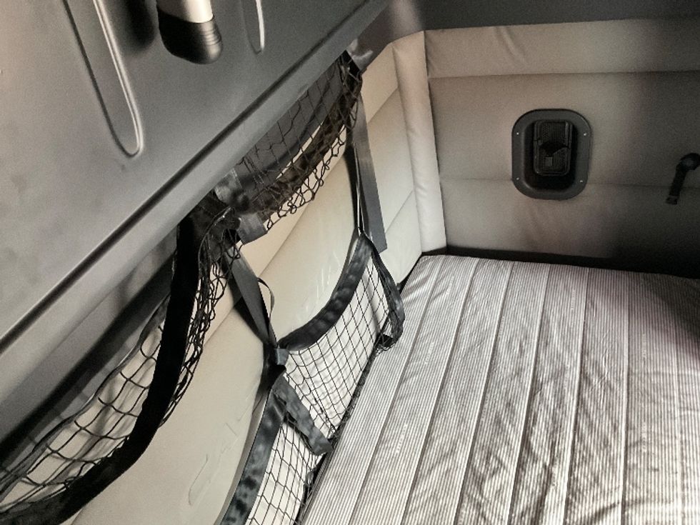 Sleeper Tractor-Heavy Duty Tractors-Freightliner-2022-T12664ST-Millville-NJ-475,226\n\t\tmiles-$ 66,750 - Image 18