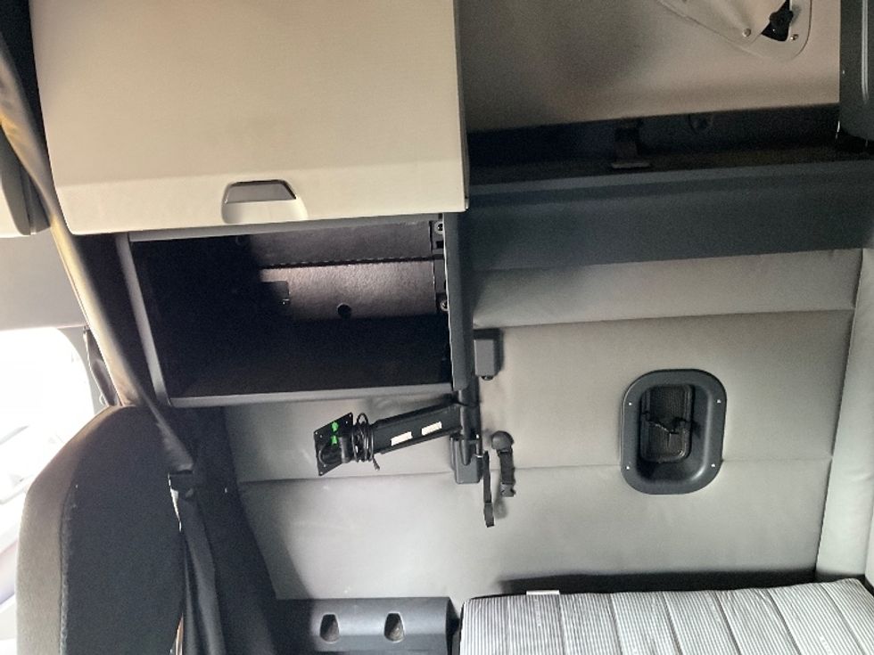 Sleeper Tractor-Heavy Duty Tractors-Freightliner-2022-T12664ST-Millville-NJ-475,226\n\t\tmiles-$ 66,750 - Image 19