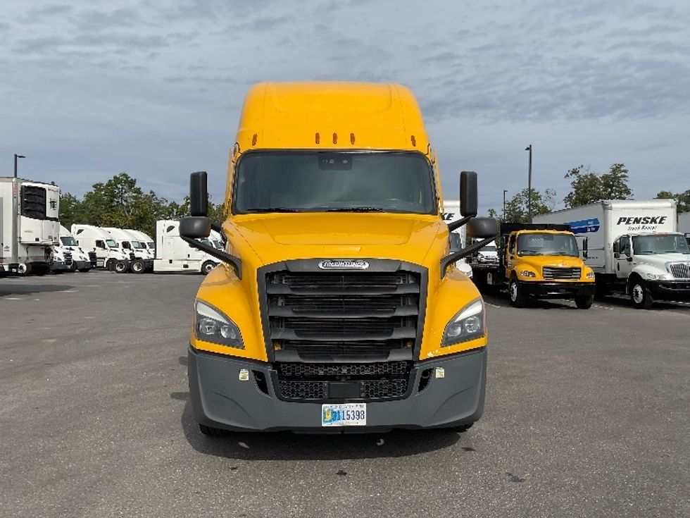 2022 Freightliner Cascadia 126" Sleeper Cab photo 2