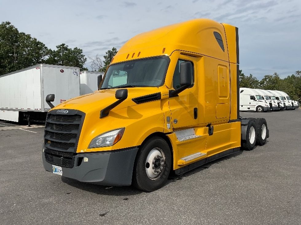2022 Freightliner Cascadia 126" Sleeper Cab photo 3