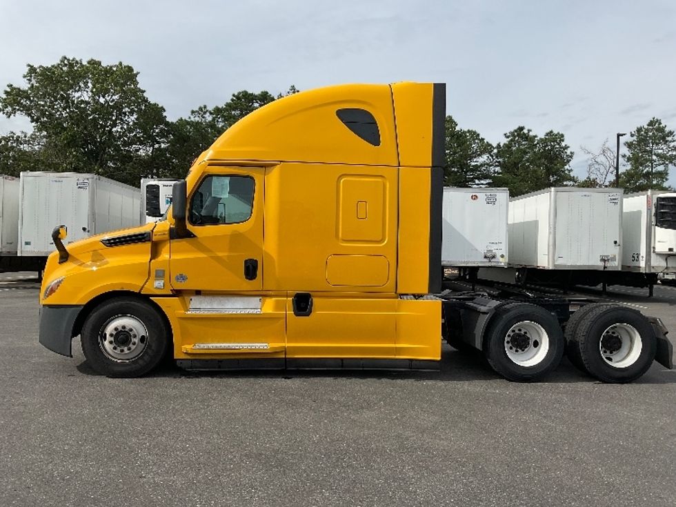 2022 Freightliner Cascadia 126" Sleeper Cab photo 4