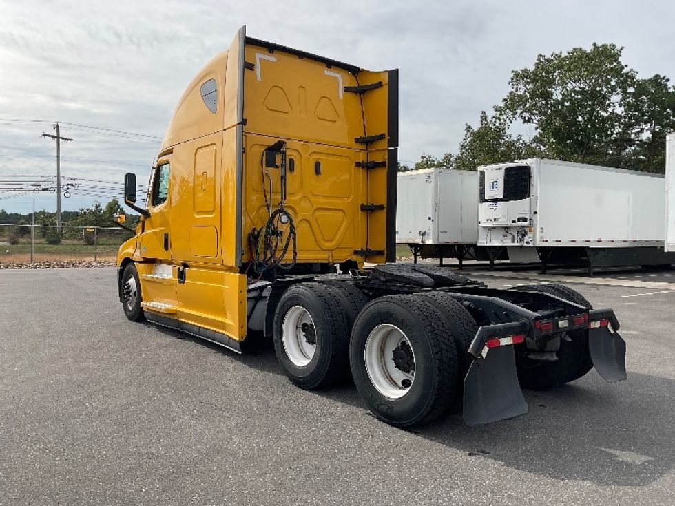 Sleeper Tractor-Heavy Duty Tractors-Freightliner-2022-T12664ST-Millville-NJ-475,226\n\t\tmiles-$ 66,750 - Image 5